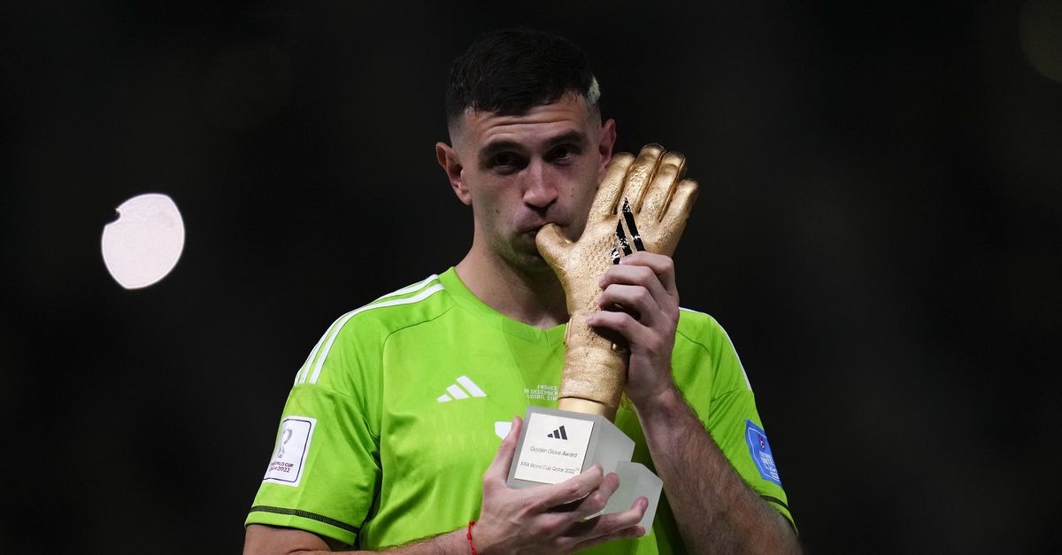 Μουντιάλ 2022, Αργεντινή: Ο Εμιλιάνο Μαρτίνες έκανε τατουάζ το τρόπαιο