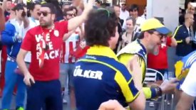 Οπαδοί Ολυμπιακού και Φενέρ τραγουδούν μαζί! (vid)