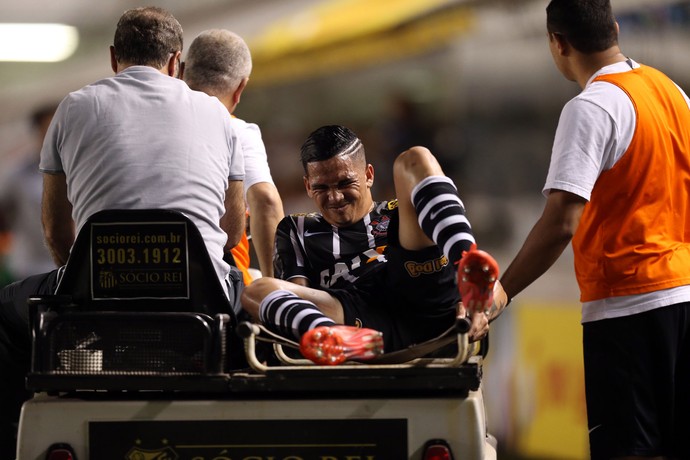 Luciano lesão Santos x Corinthians Copa do Brasil (Foto: Agência Estado)
