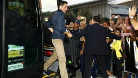 Αποθέωση και συνθήματα στην άφιξη της ΑΕΚ στο ΟΑΚΑ (pics & vid)