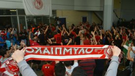 Αποθέωση στο ΣΕΦ και «καλή επιτυχία» από τους φίλους του Ολυμπιακού! 