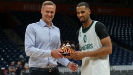 Ντέιβις: Παρέλαβε το βραβείο του MVP Aπριλίου από Γιαφτόκας! (pic)