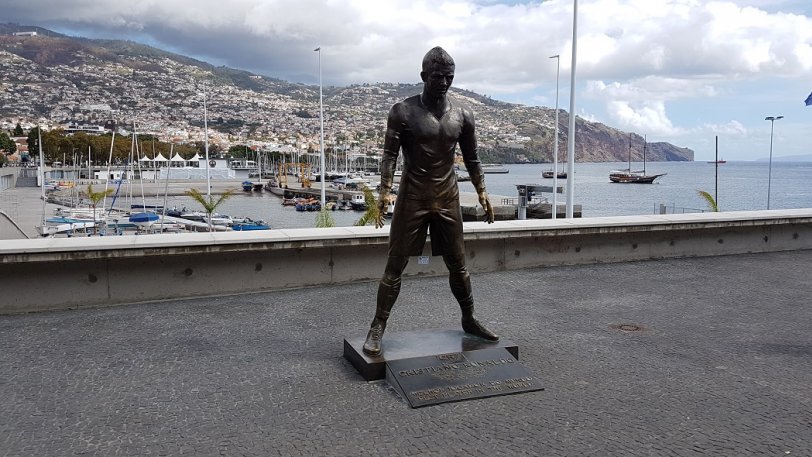 Το άγαλμα του Κριστιάνο στη Μαδέιρα... φωτίζει σε περίεργο σημείο! (pics)