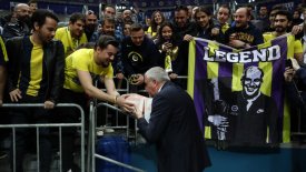 Ο Ομπράντοβιτς πήρε δώρο γενεθλίων από τους οπαδούς της Φενέρ (pic)