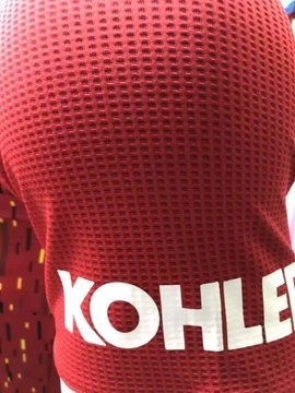  The pictures show both of United's shirt sponsors
