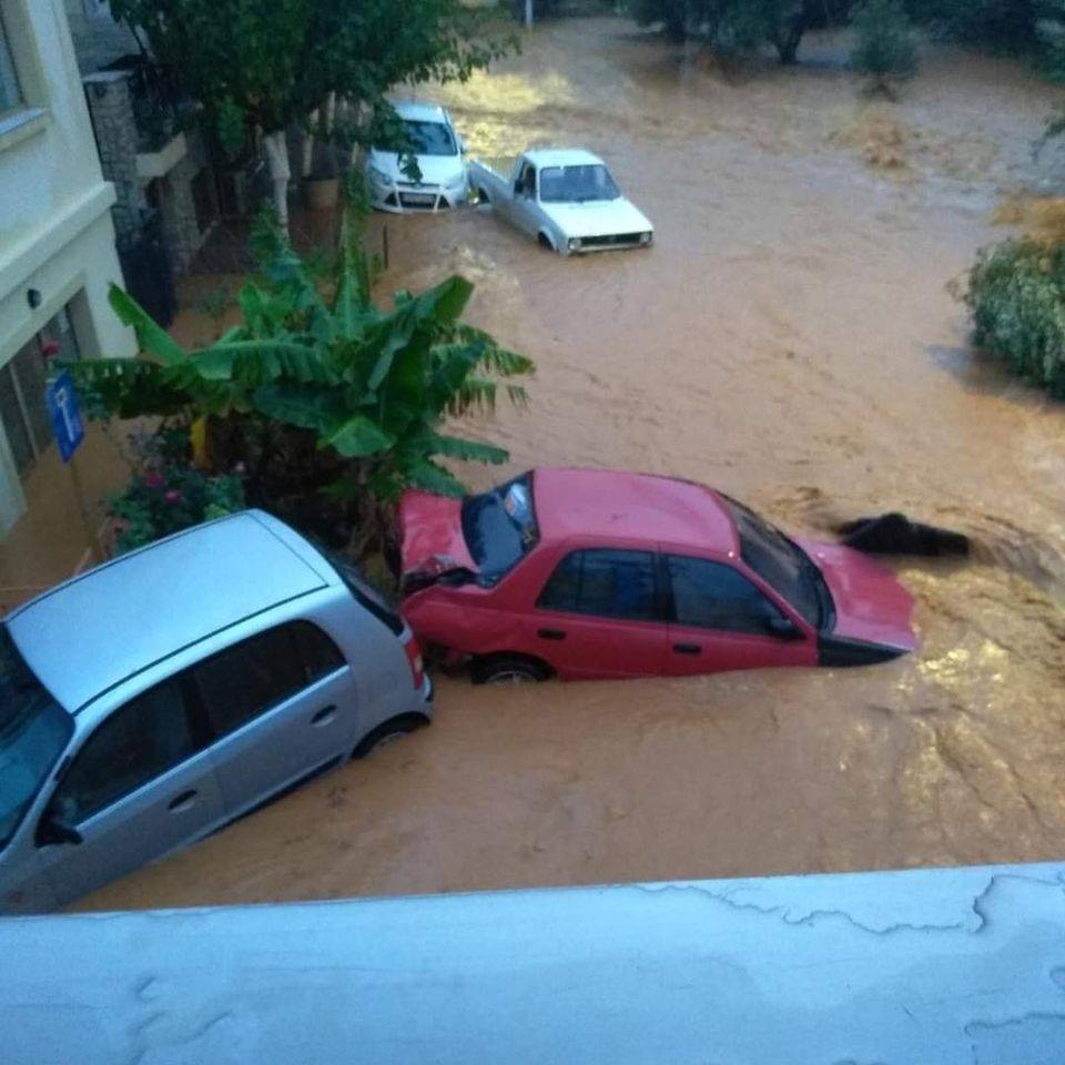Το νερό κατάπιε τα αυτοκίνητα στα Αγριανά - Πηγή φωτο: Μετεωκρητες