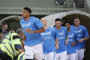 Οι παίκτες της εθνικής ομάδας βγαίνουν για ζέσταμα στο ΟΑΚΑ πριν το φιλικό με την Ισπανία