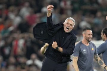 Ο Ζοζέ Μουρίνιο πανηγυρίζει την κατάκτηση του Conference League με τη Ρόμα