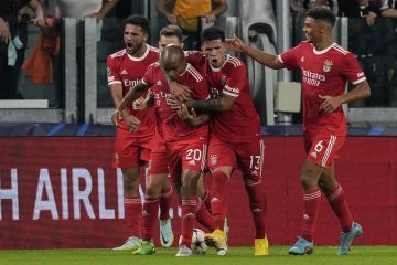 Benfica's Joao Mario, front left, celebrates with teammates after scoring his side's first goal against Juventus during a Champions League group H soccer match between Juventus and Benfica at the Allianz stadium,Turin, Italy, on Wednesday, Sept. 14, 2022. (AP Photo/Antonio Calanni)