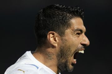 Ο Λουίς Σουάρες με τη φανέλα της Ουρουγουάης  σε αναμέτρηση κόντρα στην Παραγουάη