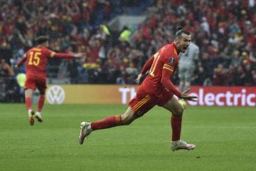 Ο Γκάρεθ Μπέιλ της Ουαλίας πανηγυρίζει γκολ κόντρα στην Ουκρανία για τον τελικό των μπαράζ της ευρωπαϊκής ζώνης για το Παγκόσμιο Κύπελλο 2022 στο "Μιλένιουμ", Κάρντιφ | Κυριακή 5 Ιουνίου 2022