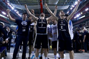 Οι παίκτες του Τρίτωνα πανηγυρίζουν την άνοδο στην Basket League