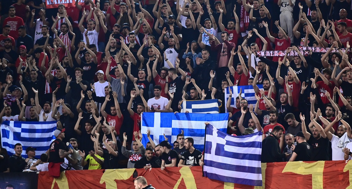 Μέλη της Θύρας 7 στην προπόνηση του Ολυμπιακού