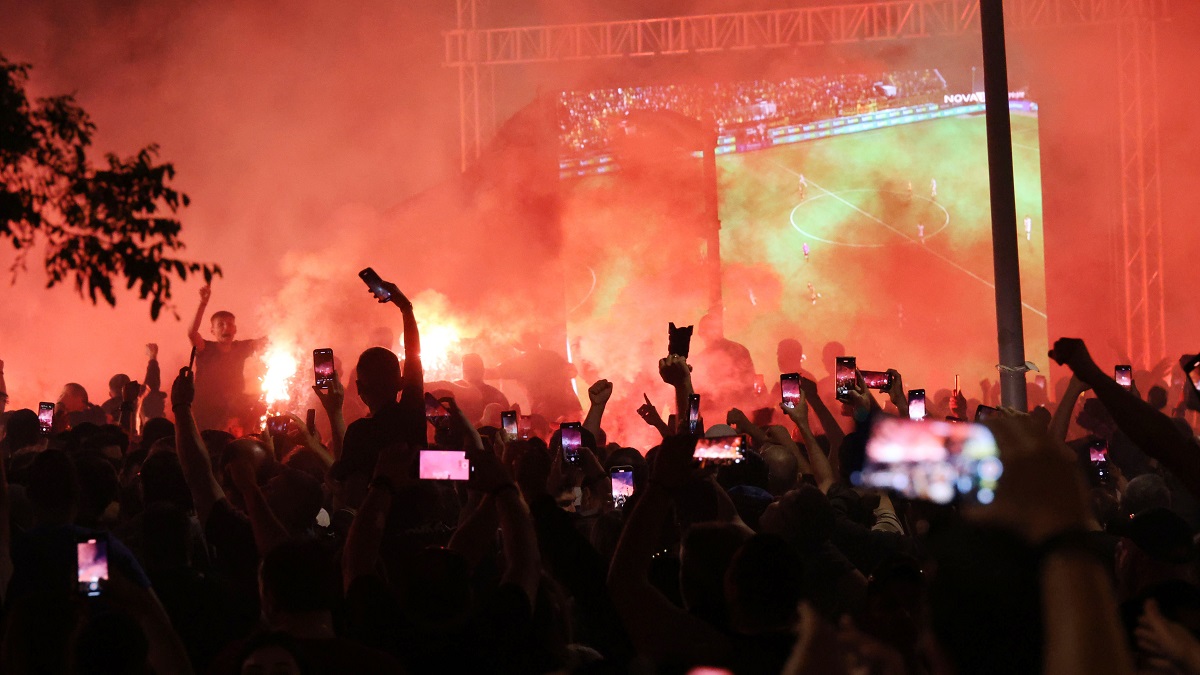 Χαμός στην Τούμπα: Χιλιάδες κόσμου περιμένει τον ΠΑΟΚ για την απονομή (ΦΩΤΟρεπορτάζ)
