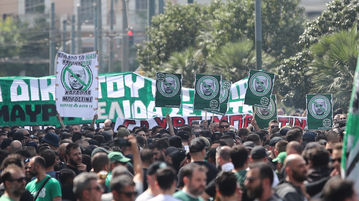 Πλήθος κόσμου στο συλλαλητήριο των οργανωμένων του “τριφυλλιού”