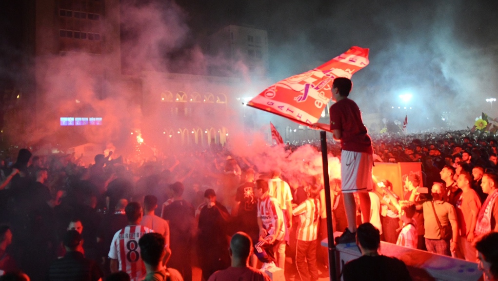 “Ερυθρόλευκη” παράνοια στην Πάτρα (ΦΩΤΟρεπορτάζ)