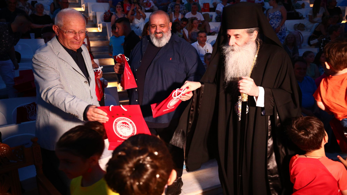 Ο Ολυμπιακός ξανά δίπλα στη Μητρόπολη Πειραιά