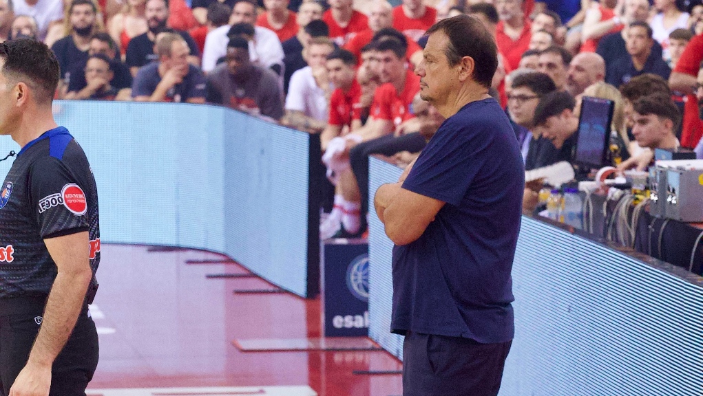 Χωρίς το σακάκι του στο δεύτερο ημίχρονο ο Αταμάν