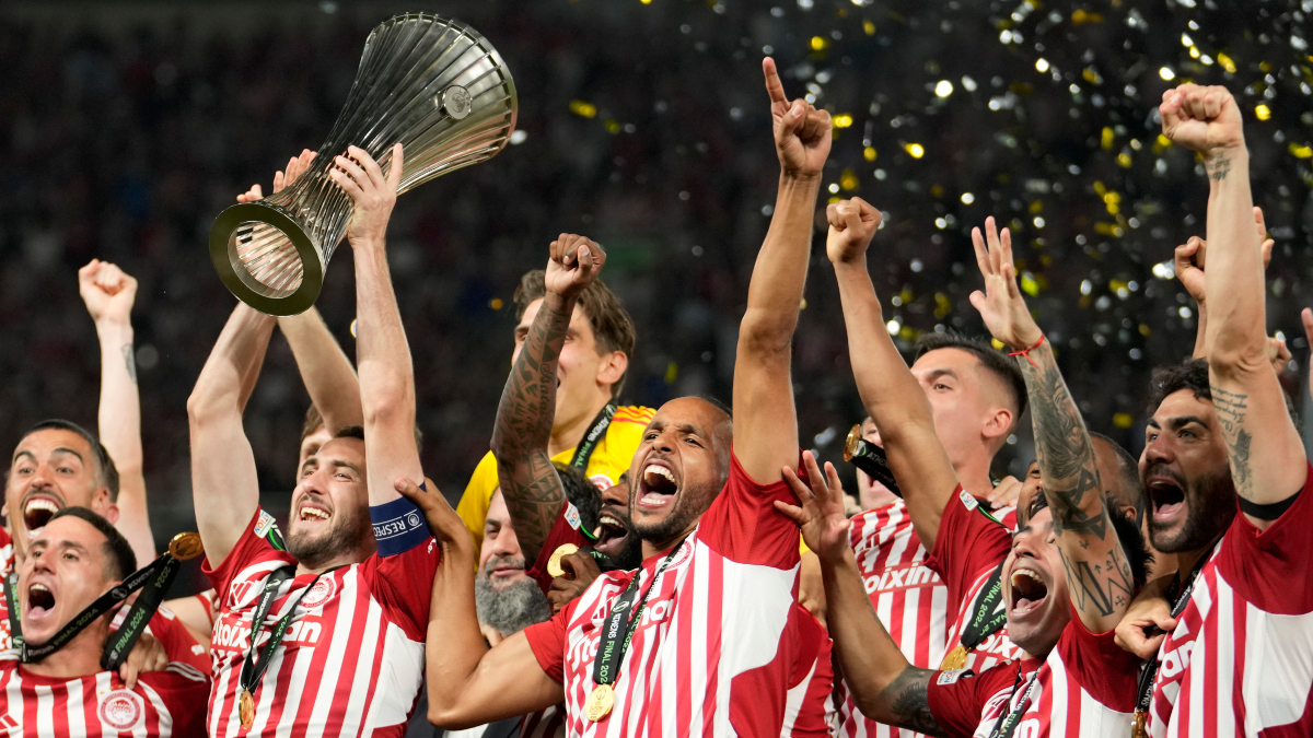 Ο Ολυμπιακός μπήκε στο εξώφυλλο του World Soccer (φώτο)