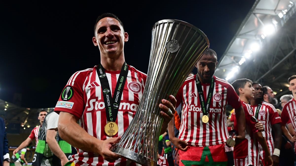Η ανάρτηση του Ποντένσε με την κούπα του Conference League