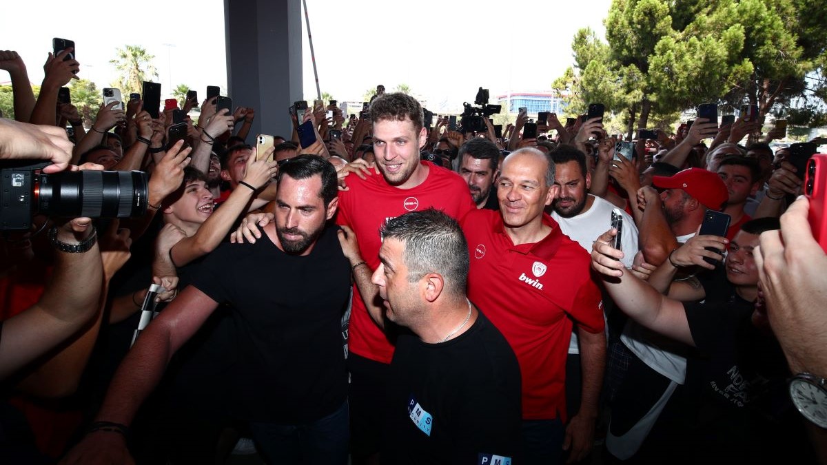 Πλήθος κόσμου υποδέχθηκε Βεζένκοφ και Αγγελόπουλος στο ΣΕΦ (ΦΩΤΟ)