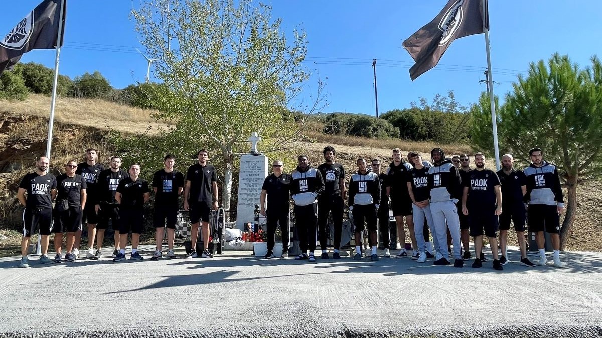 Η ομάδα μπάσκετ του ΠΑΟΚ βρέθηκε στο μνημείο των Τεμπών