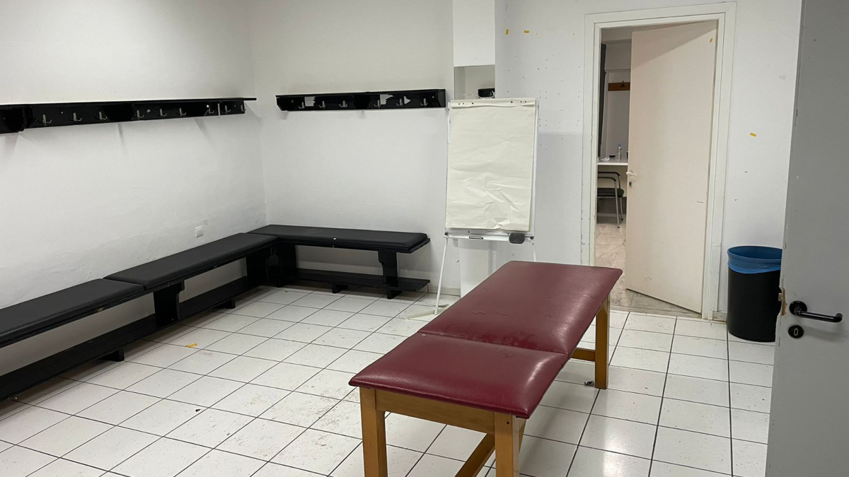 Σαν… καινούργια άφησε τα αποδυτήρια του ΟΦΗ η αποστολή του Παναιτωλικού