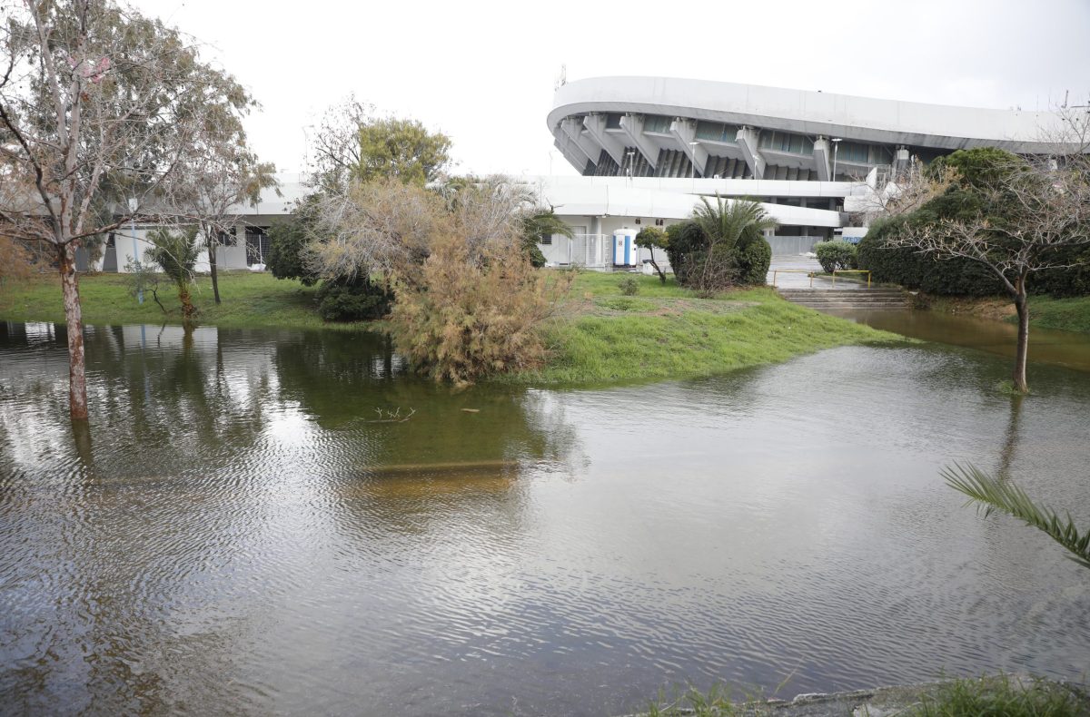 Η κακοκαιρία μετέτρεψε τον περιβάλλοντα χώρο του ΣΕΦ σε… λίμνη (ΦΩΤΟρεπορτάζ)