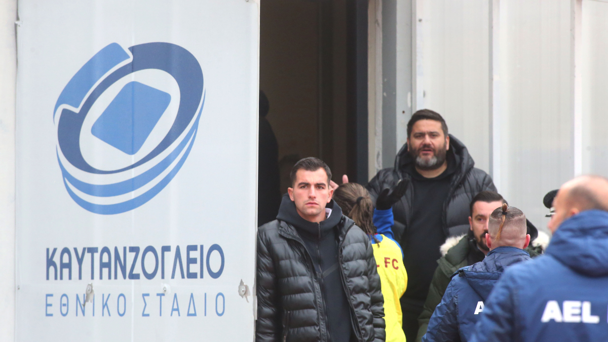 Συνελήφθη 52χρονος για ρίψη κροτίδας στον πάγκο της ΑΕΛ