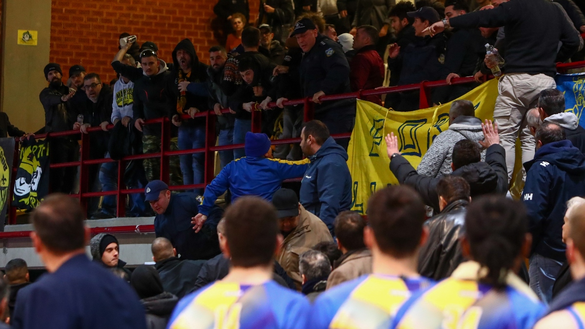 Μαρούσι: «Ίσως θα πρέπει να αρχίσουμε κι εμείς να τοποθετούμε πίσω από τον αντίπαλο πάγκο και την γραμματεία μαυροφορεμένους με μεταλλικές κόρνες»
