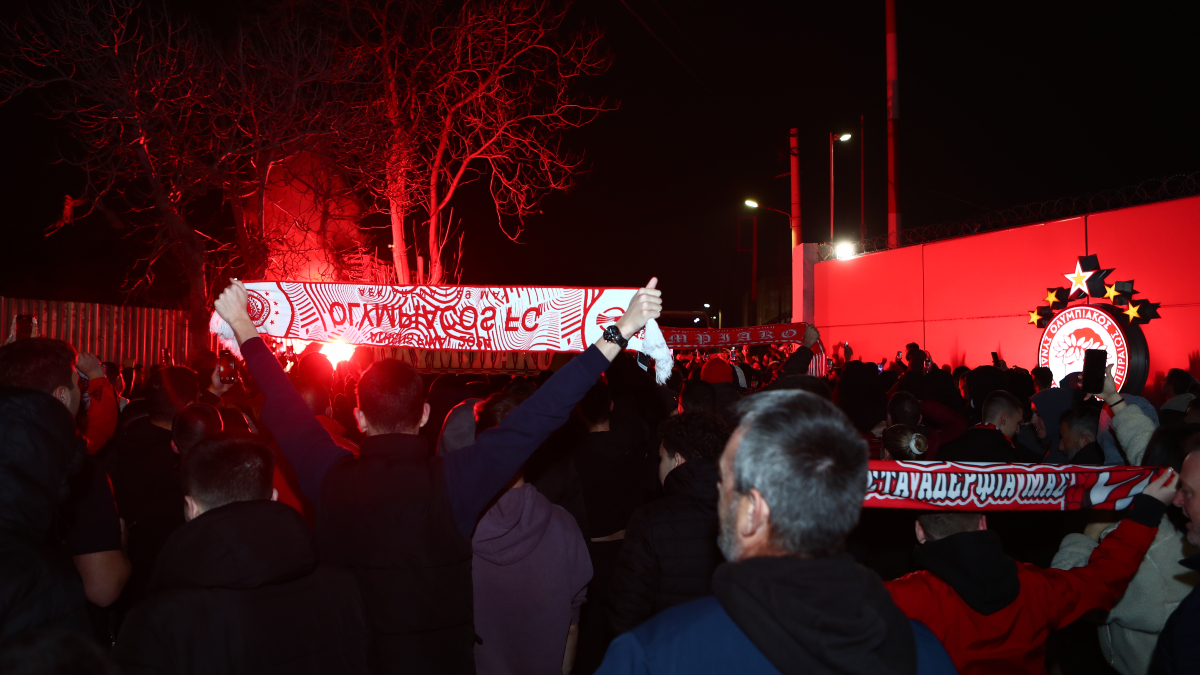 Ολυμπιακός: Αποθέωση για Μεντιλίμπαρ και παίκτες στο Ρέντη