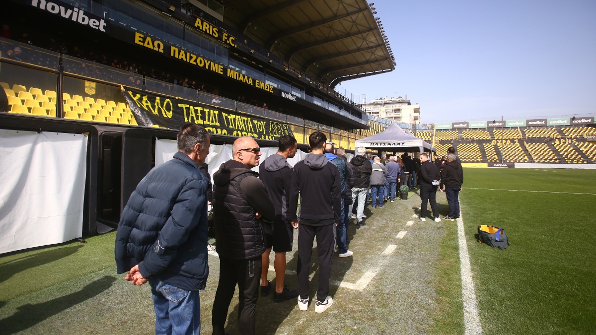 Σε λαϊκό προσκύνημα η σωρός του Αλέκου Αλεξιάδη (ΦΩΤΟρεπορτάζ)