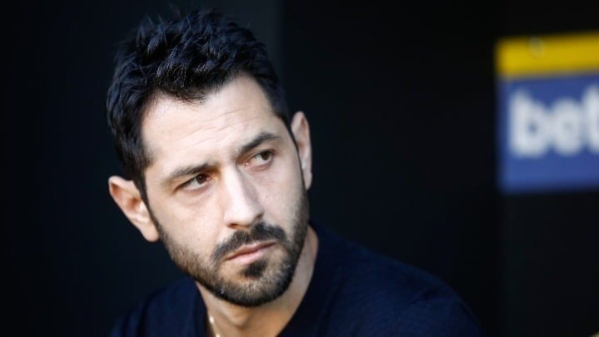 Ο Γιώργος Πετράκης στον “βυσσινί” πάγκο μέσω… Κύπρου