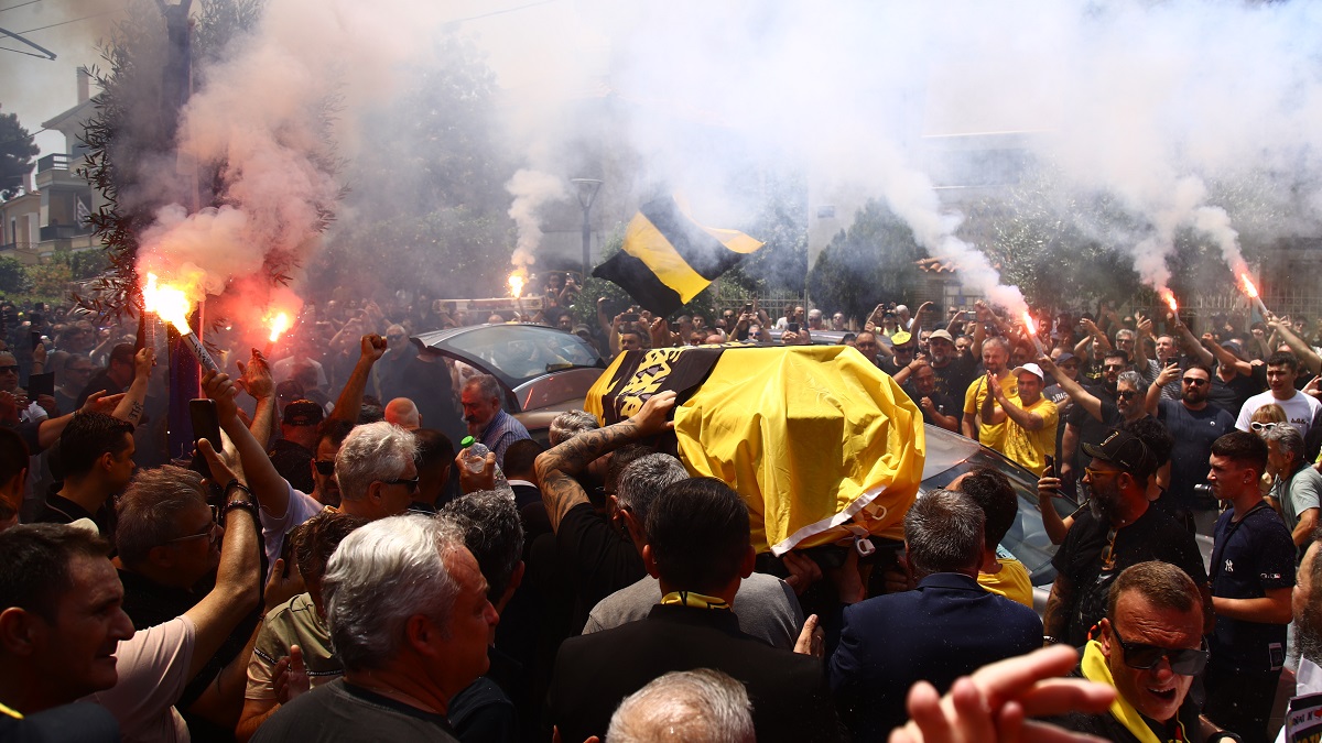 Συγκίνηση στην εξόδιο ακολουθία του Δημήτρη Χατζηχρήστου