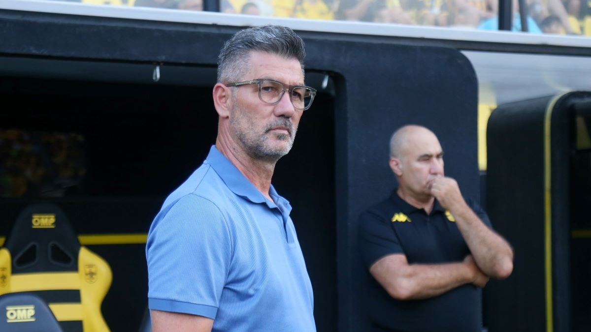 Ουζουνίδης: «Η ομάδα μπορεί να κάνει σπουδαία πράγματα, δεν έχουμε τελειώσει με τις μεταγραφές»