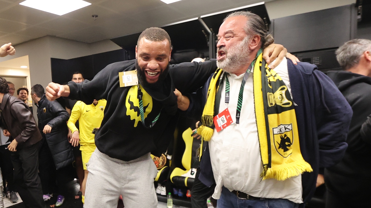 «Έρχονται Χριστούγεννα πρόεδρε»: Πάρτι στα αποδυτήρια της ΑΕΚ και πριμ-μαμούθ (vid)