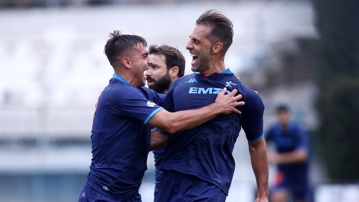 Νίκες για τα φαβορί