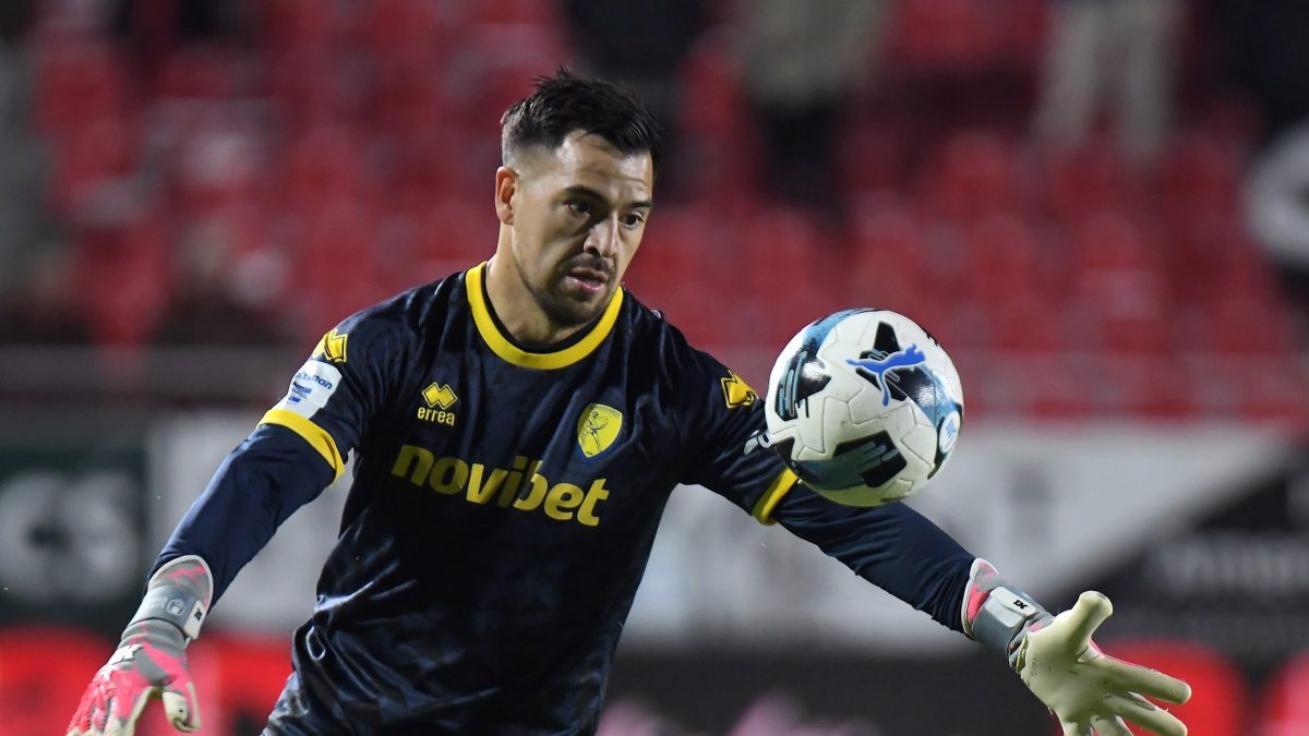 Ο Τσάβες ανακοινώνεται και… φοράει γάντια