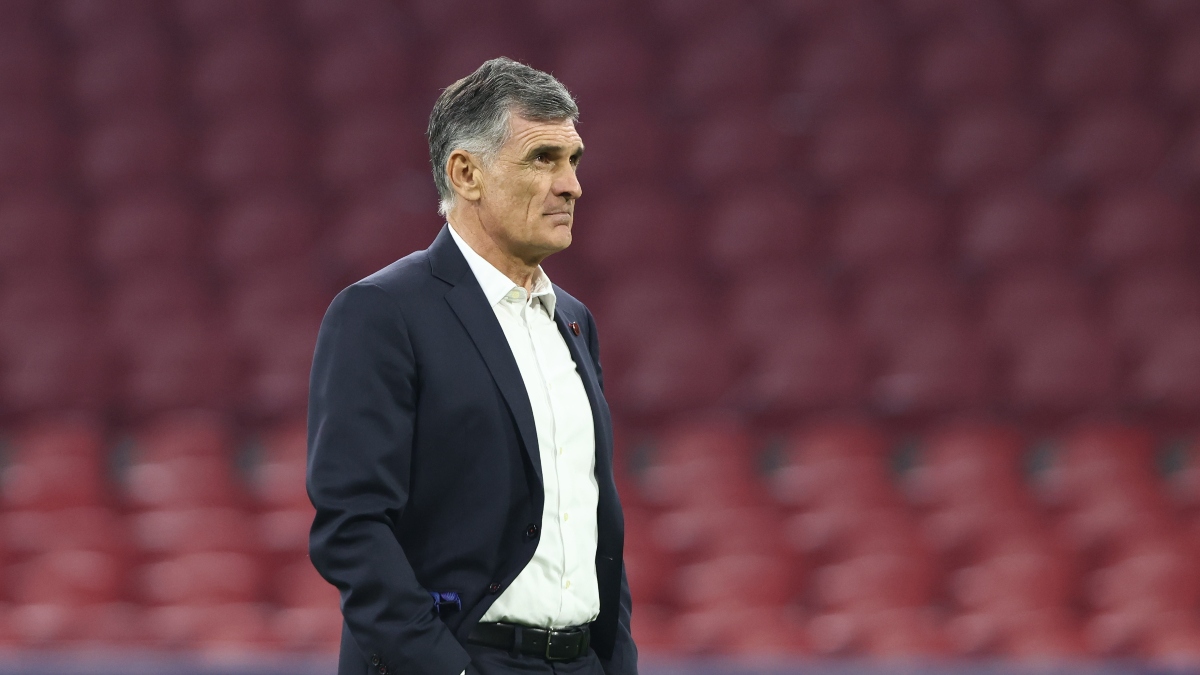 Ολυμπιακός: Ο Μεντιλίμπαρ καθάρισε το γήπεδο από το χιόνι για να γίνει ομαλά η προπόνηση (pics)