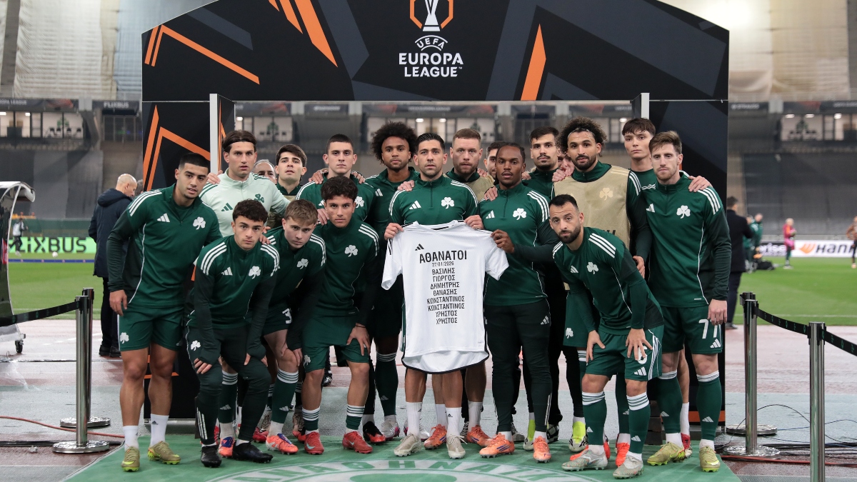 Οι παίκτες του Παναθηναϊκού τίμησαν τη μνήμη των οκτώ φιλάθλων του ΠΑΟΚ που έχασαν τη ζωή τους