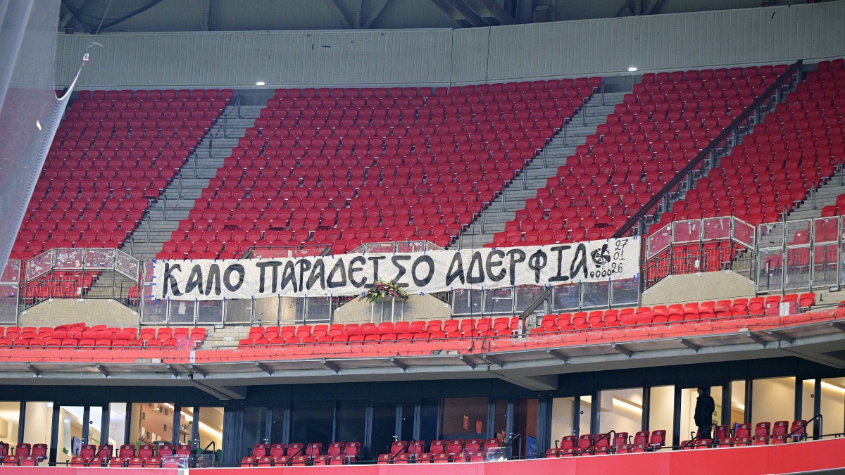 Το πανό των φιλάθλων του ΠΑΟΚ για τα επτά άτυχα αδέρφια τους στην άδεια εξέδρα του “Groupama Stadium”