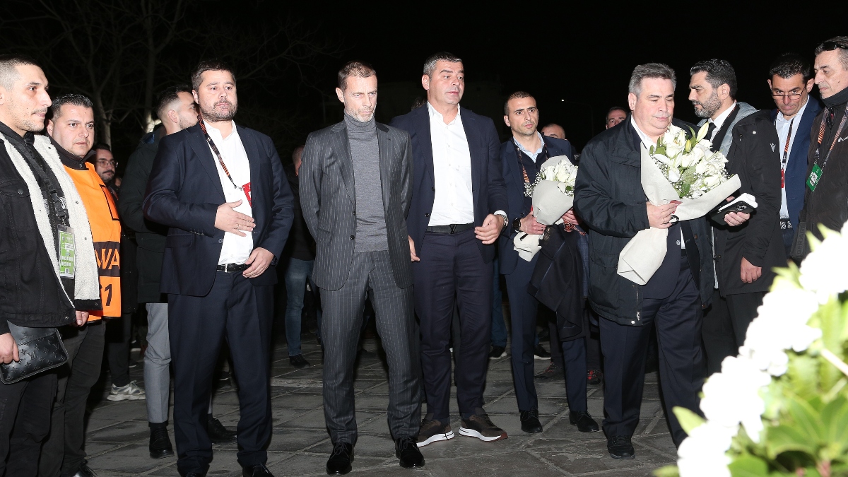 Άφησε λουλούδια στην μνήμη των επτά οπαδών του ΠΑΟΚ ο Τσέφεριν