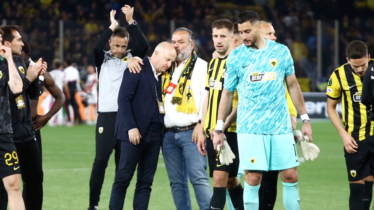 Στον αγωνιστικό χώρο ο Μάριος Ηλιόπουλος για να εμψυχώσει τους παίκτες